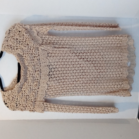 Two pieces small crocheted sweater with matching Cami absolutely gorgeous - Picture 1 of 10